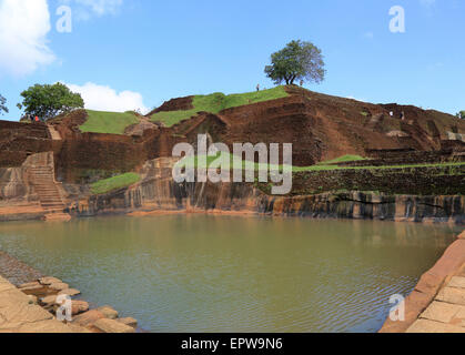 Bassin de baignade dans la forteresse de rock palace sur sommet de roche, Sigiriya, Province du Centre, au Sri Lanka, en Asie Banque D'Images