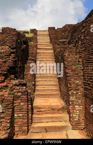 Escalier de pierre dans le rock palace à Sigiriya, Province du Centre, au Sri Lanka, en Asie Banque D'Images