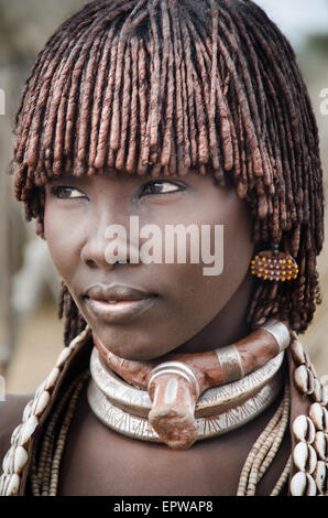 TURMI, ÉTHIOPIE - 12 août : portrait de femme tribu Hamer non identifiés, vallée de l'Omo, 12 août 2014. Le peigne généralement femme Hamer Banque D'Images