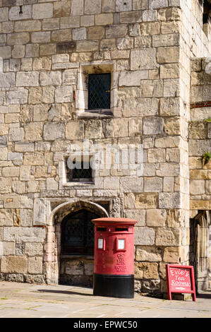 L'ancienne porte chambre à Gillygate, New York. Un rouge Royal Mail post box en face. Dans la région de York, Angleterre Banque D'Images