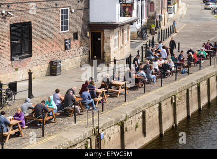 Les gens de boire, à l'extérieur de la 'King's Arms' par le bord de la rivière Ouse. Dans la région de York, Angleterre Banque D'Images