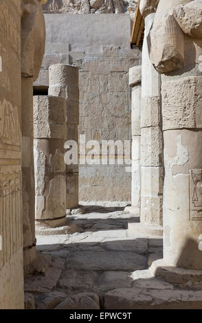 La chapelle d'Hathor à la reine Hatshepsout, le temple funéraire à Deir el-Bahri, Louxor, rive ouest du Nil, de la Haute Égypte Banque D'Images