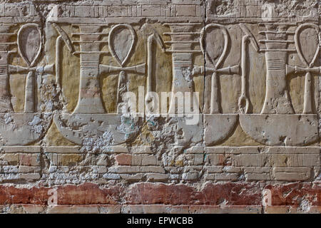 Heiroglyphics illustrant l'Ankh et pilier djed, le temple de la reine Hatshepsout, Deir el-Bahri, rive ouest du Nil, Louxor, Egypte Banque D'Images