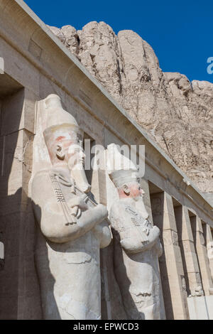 Les Statues de la reine Hatshepsout représenté comme un homme avec pharaon beard sur la terrasse supérieure de son temple funéraire, à Deir el-Bahri Banque D'Images