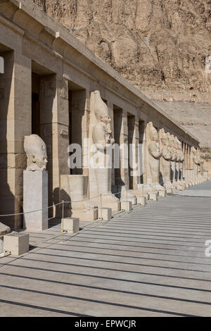 Les Statues de la reine Hatshepsout représenté comme un homme avec pharaon beard sur la terrasse supérieure de son temple funéraire, à Deir el-Bahri Banque D'Images