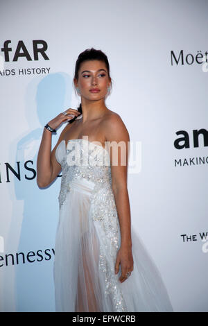 Hailey modèle Baldwin assiste à l'amfAR's Cinema Against Aids 22 lors de la 68e gala Cannes Filmfest annuel à l'Hôtel du Cap-Eden-Roc au Cap d'Antibes, France, le 21 mai 2015. Photo : Hubert Boesl/DPA - AUCUN FIL SERVICE - Banque D'Images