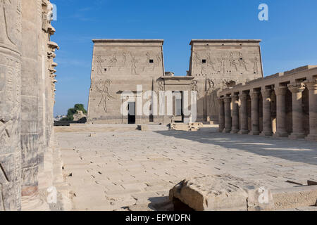 Grande cour et premier pylône au Temple d'Isis à Philae, Île Agilkia, Assouan, le Nil, Haute Egypte Banque D'Images