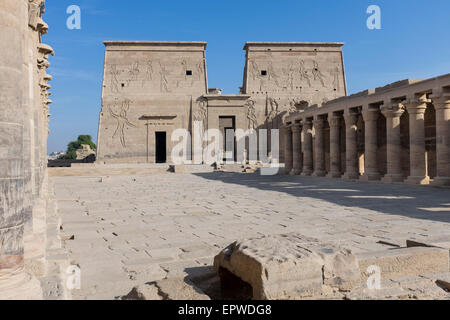 Grande cour et premier pylône au Temple d'Isis à Philae, Île Agilkia, Assouan, le Nil, Haute Egypte Banque D'Images