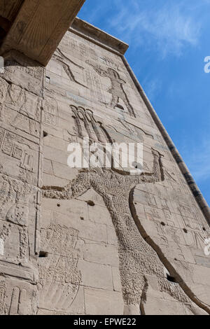 Heiroglphics sur le premier pylône au Temple d'Isis à Philae, Île Agilkia, Assouan, le Nil, Haute Egypte Banque D'Images