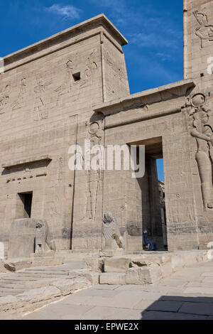 Grande cour et premier pylône au Temple d'Isis à Philae, Île Agilkia, Assouan, le Nil, Haute Egypte Banque D'Images