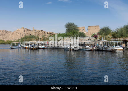 Bateaux amarrés à Agilikia touristiques île en face du Temple d'Isis à Philae, le Nil, l'Egypte Banque D'Images