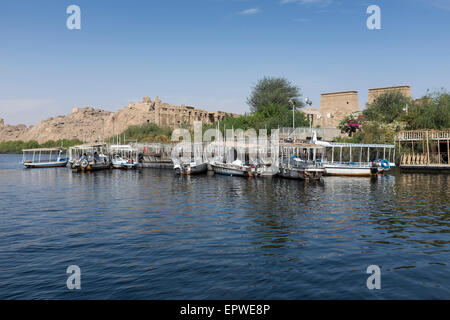 Bateaux amarrés à Agilikia touristiques île en face du Temple d'Isis à Philae, le Nil, l'Egypte Banque D'Images