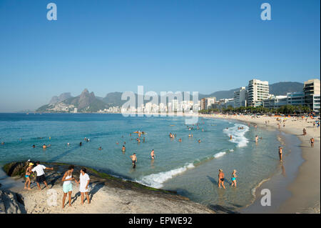 RIO DE JANEIRO, Brésil - le 17 janvier 2015 : vous pourrez vous détendre sur la plage de l'Arpoador rochers à la fin de la plage d'Ipanema. Banque D'Images