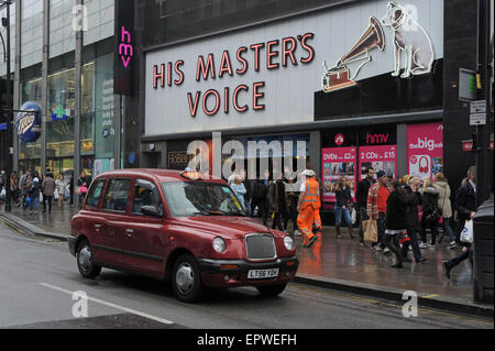 Londres, Royaume-Uni, 7 avril 2014, His Master's Voice HMV Oxford Street sur jour de pluie à Londres. Banque D'Images