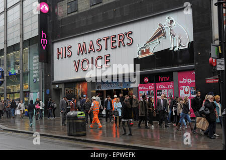 Londres, Royaume-Uni, 7 avril 2014, His Master's Voice HMV Oxford Street sur jour de pluie à Londres. Banque D'Images