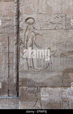 Heiroglyphics sur le mur extérieur du Temple de Khnoum à Esna, le Nil, l'Egypte Banque D'Images