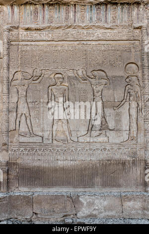 Heiroglyphics sur le mur extérieur du Temple de Khnoum à Esna, le Nil, l'Egypte Banque D'Images