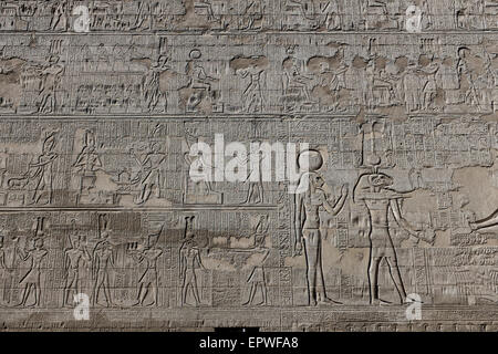 Heiroglyphics sur le mur extérieur du Temple de Khnoum à Esna, le Nil, l'Egypte Banque D'Images