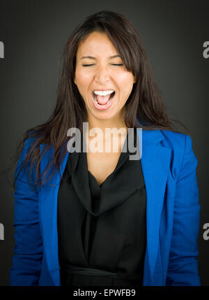 Jolie femme arabe dans studio isolated on black Banque D'Images