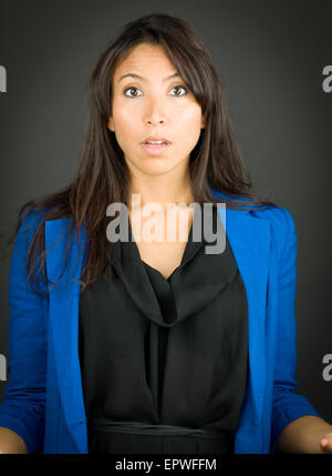 Jolie femme arabe dans studio isolated on black Banque D'Images