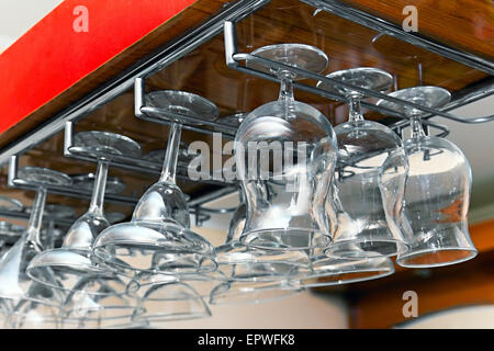 Bar verres suspendus dans une rangée à l'arrière-plan Banque D'Images