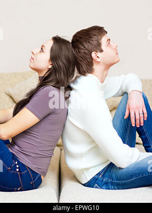 Guy and girl sitting on the couch Banque D'Images