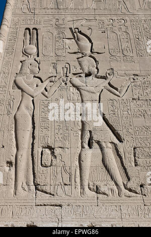 Heiroglyphics sur la paroi extérieure du temple d'Hathor à Dendérah, l'Égypte. Sur la gauche est la seule image connue de Cléopâtre Banque D'Images