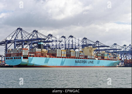 Porte-conteneurs Maersk Eindhoven chargement en conteneur Felixstowe Port,UK. Elle est 366 mètres de long et a un tonnage d'environ 14 Banque D'Images