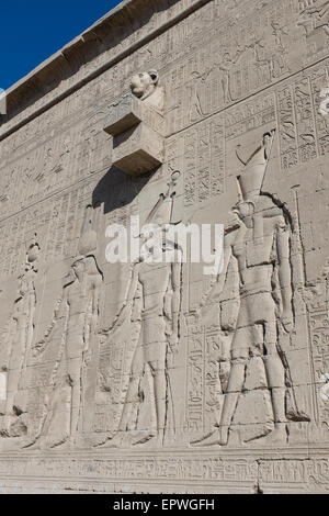 Heiroglyphics de dieux sur la paroi extérieure du temple d'Hathor à Dendérah, Egypte Banque D'Images