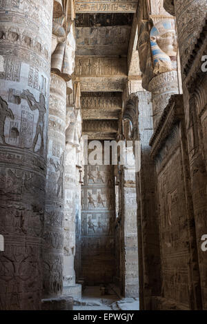 La salle hypostyle du Temple d'Hathor, Dendérah, Egypte Banque D'Images