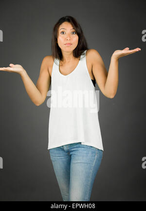 Jolie femme arabe dans studio isolated on black Banque D'Images