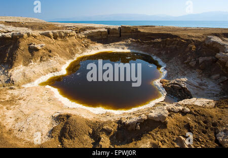 Gouffre à ciel ouvert ou sur la rive est de la mer morte à la fin de l'été lorsque le niveau d'eau est à son plus bas Banque D'Images