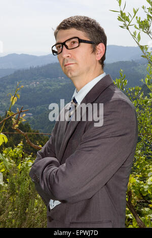 Portrait d'un jeune homme d'penser à lunettes, à l'extérieur Banque D'Images