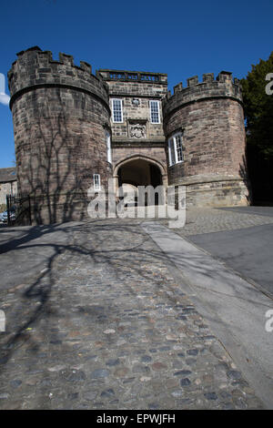 Ville de Skipton, Angleterre. Vue pittoresque sur les deux tours, Norman gatehouse de Skipton Castle. Banque D'Images