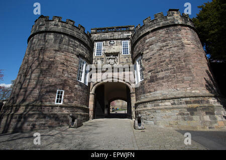 Ville de Skipton, Angleterre. Vue pittoresque sur les deux tours, Norman gatehouse de Skipton Castle. Banque D'Images