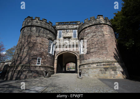 Ville de Skipton, Angleterre. Vue pittoresque sur les deux tours, Norman gatehouse de Skipton Castle. Banque D'Images