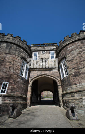 Ville de Skipton, Angleterre. Vue pittoresque sur les deux tours, Norman gatehouse de Skipton Castle. Banque D'Images