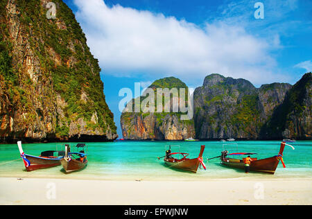 Tropical Beach, longue queue traditionnels bateaux, célèbre Maya Bay, Thaïlande Banque D'Images