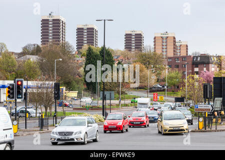 Le trafic sur l'A4148 road, North Broadway, Walsall, avec tour d'habitation blocs dans la distance. West Midlands, Angleterre, RU Banque D'Images