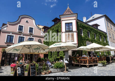 Bar trottoir dans la vieille ville historique Jindrichuv Hradec République tchèque Banque D'Images