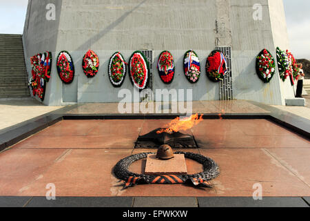 Flamme éternelle à l'Aliocha Monument aux défenseurs de l'Arctique soviétique pendant la Grande guerre patriotique, Mourmansk, Russie Banque D'Images