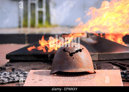 Flamme éternelle à l'Aliocha Monument aux défenseurs de l'Arctique soviétique pendant la Grande guerre patriotique, Mourmansk, Russie Banque D'Images