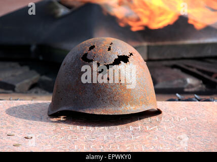 Flamme éternelle à l'Aliocha Monument aux défenseurs de l'Arctique soviétique pendant la Grande guerre patriotique, Mourmansk, Russie Banque D'Images