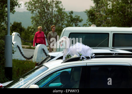 Avec voiture de mariage swan mariée et le marié à Mourmansk, Russie Banque D'Images