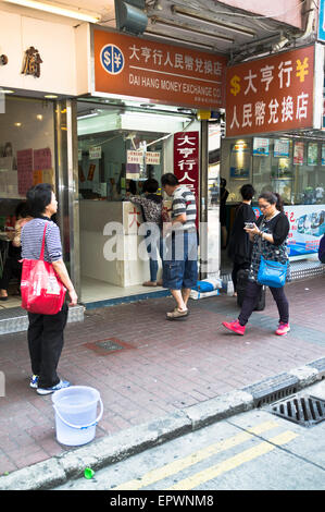 Dh Street Sham Shui Po peuple chinois de HONG KONG street shop change devise étrangère Banque D'Images