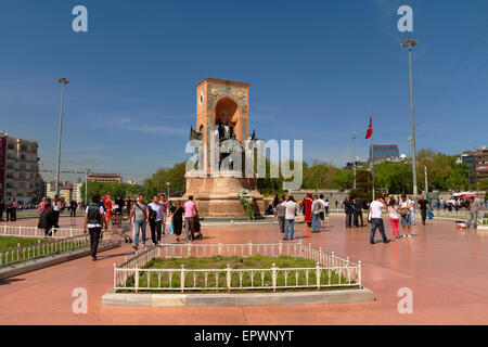 La Place Taksim, Istanbul avec la République d'Atatürk et du parc Gezi statue avec en arrière-plan. La Turquie Banque D'Images