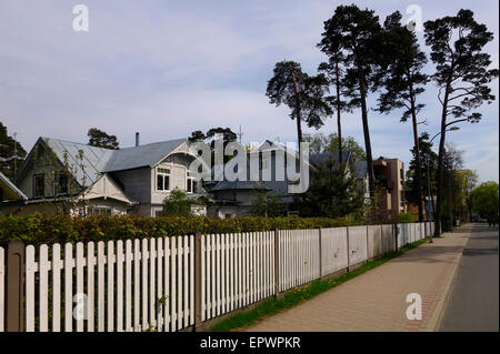 Ancienne en bois, bord de mer villa dans une ville balnéaire de Jurmala Lettonie sur le golfe de Riga à la côte de la mer Baltique, République de Lettonie Banque D'Images