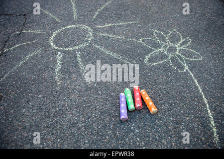 Soleil et fleur appelée sur asphalte avec chalk rue colorés Banque D'Images