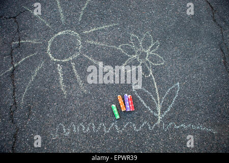 Soleil et fleur appelée sur asphalte avec chalk rue colorés Banque D'Images