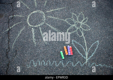 Soleil et fleur appelée sur asphalte avec chalk rue colorés Banque D'Images